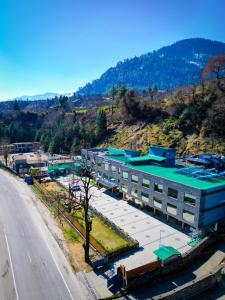 an overhead view of a building on a mountain at Span inn & Suites by Alivaa, Manali in Baragrān