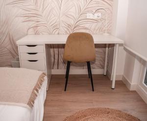 una scrivania con una sedia in una camera da letto di NIDOM experience a Madrid
