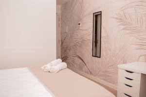 un bagno con doccia con parete di NIDOM experience a Madrid Altre 50 foto