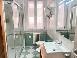 a bathroom with a sink and a shower and a toilet at Pasubio House appartamento in Campobasso