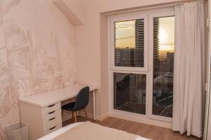 una camera da letto con una scrivania e una finestra con vista di NIDOM experience a Madrid