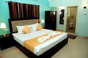 a bedroom with a large bed with pillows at Ananya Eco Resort in Surūrnagar +7 photos
