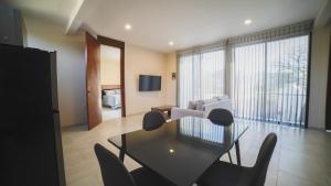 a living room with a glass table and chairs at Casa las Castellanos in Tlalixtac de Cabrera