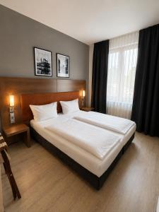 a bedroom with a large bed and a window at An der Stadthalle in Braunschweig