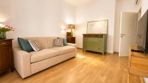 a living room with a couch and a dresser at Zia Piera in Follonica