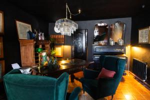 a dining room with a table and chairs and a chandelier at Maison Conde de la Cebada in Ampudia