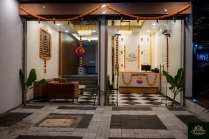 a lobby with a waiting room with a couch at Sweekar Executive in Tuljapur