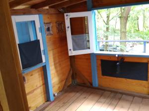 a room with two windows in a cabin at Szumi szumi LAS in Joniec