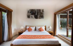Ein Bett oder Betten in einem Zimmer der Unterkunft Sandi Agung Villa