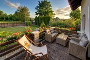 a patio with furniture and flowers in a backyard at JD Apartamenty - Klimatyzacja, basen, parking i wifi w cenie in Mysłakowice