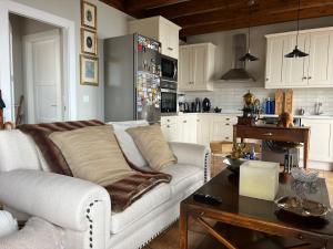 a living room with a white couch and a table at Casa del Maestro, Seguencu in Següenco +7 photos