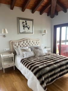a bedroom with a large bed with a zebra blanket at Casa del Maestro, Seguencu in Següenco