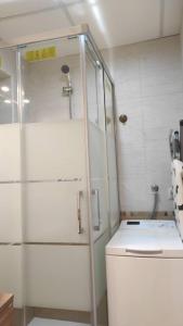 a small bathroom with a shower and a toilet at Promar La Pineda Port Aventura in La Pineda