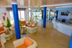 a lobby with couches and chairs in a building at Hotel Punta del Cantal in Mojácar