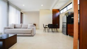 a living room with a couch and a table at Casa las Castellanos in Tlalixtac de Cabrera