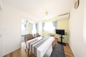a hospital room with a bed and a tv at 天空山 in Kawagoe