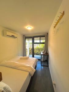 two beds in a room with a window at Residencial Nyelete in Vilanculos