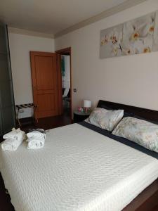 ein Schlafzimmer mit einem Bett, auf dem Handtücher liegen in der Unterkunft Casa Malignani in Lunghezza
