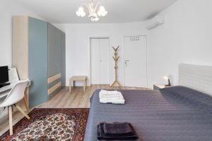 a bedroom with a large blue bed and a desk at Bed and Breakfast Al Vecio Morer in San Donà di Piave