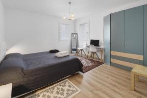 a bedroom with a large bed and a desk at Bed and Breakfast Al Vecio Morer in San Donà di Piave