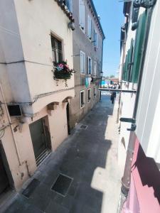 an empty street in a city with buildings at Casa Elisa - Venezia in Chioggia