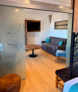 a living room with a couch and a table at Les Palmiers in Fréjus