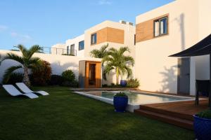 a house with a backyard with a swimming pool at Villa Marea Private Pool in Grand Baie with garden, BBQ & Parking in Grand-Baie