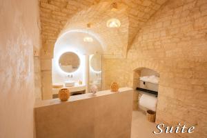 ein Badezimmer mit Waschbecken und Spiegel in der Unterkunft Amber's House in Casamassima