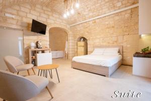 ein Schlafzimmer mit einem Bett in einer Ziegelwand in der Unterkunft Amber's House in Casamassima