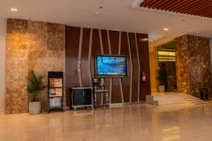 a lobby with a television on the wall in a building at AL Muahidb Residence Al Takhasossi 5 - Economic in Riyadh