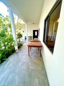 a wooden table sitting on the side of a house at Residencial Nyelete in Vilanculos