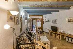 a living room with a couch and a television at Casa Blava in Orriols