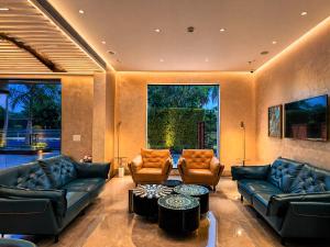 a large living room with couches and a table at Hillcrest Hotel & Resort, Abu Road in Ābu Road