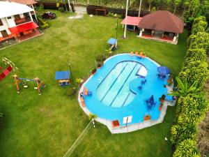 an overhead view of a large swimming pool in a yard at Finca hotel los cocos in Montenegro