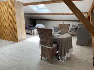 a room with a table and chairs and a bed at Les Vieux Platanes Loft chaleureux in La Crau