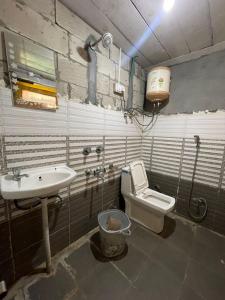 a bathroom with a sink and a toilet at Infinity Snowline , Kalga in Kalgha