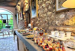 ein Buffet mit Tellern voller Essen in der Unterkunft Badia Giulia Prestigious Historical B&B, Camaiore - Adults Only - No Pets in Camaiore + 189 Fotos