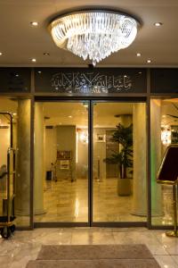 a large lobby with a chandelier in a building at فندق جراند السالمية Salmiya Grand Hotel in Kuwait