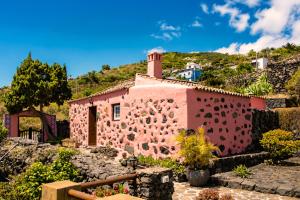 a pink building with a chimney on top of it at Sabina in Mazo