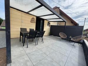 a patio with a black table and chairs at Zur Sonnenseite in Oberthal
