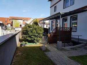 a dog laying in the yard of a house at Charmante 32 m² Ferienwohnung in Barth