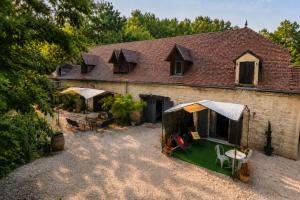 an aerial view of a house with a yard at Domaine VALENQUERCY in Cazillac