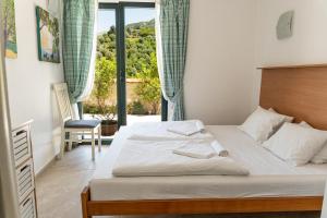 a bedroom with a bed and a window at Apartmani Natal in Donja Lastva