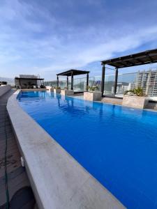 a large blue swimming pool on top of a building at 18 El escape perfecto frente al mar in Santa Marta