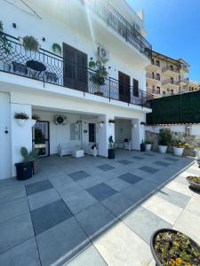 a large courtyard in a white building with potted plants at Marta in Carini