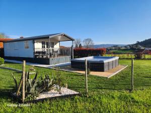 a house with a swimming pool in a yard at Casa vieira in Bico