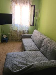 a bedroom with a bed and a window at El rincón de Arévalo in Arévalo