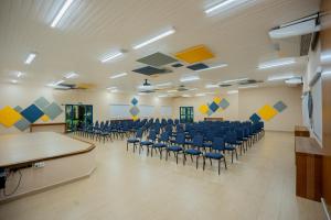 an empty room with chairs and desks in it at Matiz Igaratá Resort, Spa e Eventos in Igaratá +139 photos