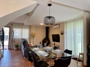 a dining room with a table and chairs at Duna Blanca House - Piscina privada - 450m de la playa in Daimuz
