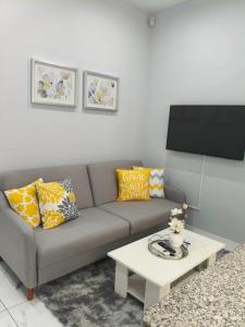 a living room with a couch and a coffee table at Cantinho de Mindelo in Mindelo